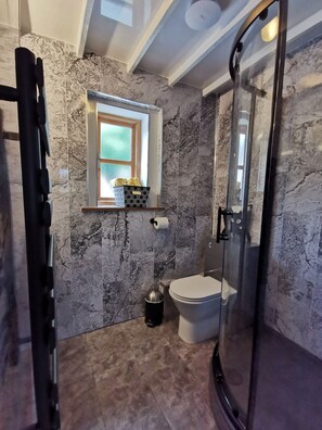 Romantisch huisje, 1 kingsize bed | Badkamer | Een douche, gratis toiletartikelen, een haardroger, handdoeken
