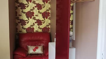 Chambre Double Confort, 1 très grand lit | Rideaux occultants, fer et planche à repasser, Wi-Fi gratuit