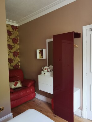 Comfort Double Room, 1 King Bed | Blackout drapes, iron/ironing board, free WiFi, bed sheets