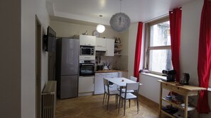 Réfrigérateur, micro-ondes, four, plaque de cuisson