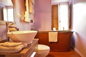 Habitación doble (La Tour) | Baño | Artículos de higiene personal gratuitos, secador de pelo y toallas