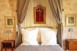 Tweepersoonskamer (Madame) | Luxe beddengoed, individueel gedecoreerd, individueel gemeubileerd