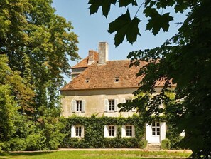 Unclassified image, 2 of 35, button - Chateau de Vesset (Trateau)