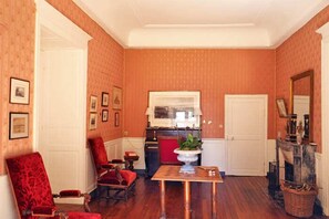Lobby sitting area - Chateau de Vesset (Trateau)