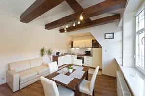 Apartment, 2 Schlafzimmer | Eigene Küche | Kühlschrank, Mikrowelle, Ofen, Herdplatte