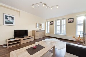 Apartment, 2 Schlafzimmer | Wohnbereich | Flachbildfernseher
