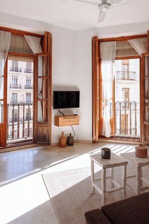 Een smart-tv en boeken