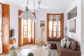 Een smart-tv en boeken