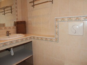 Douche, sĂšche-cheveux, papier toilette