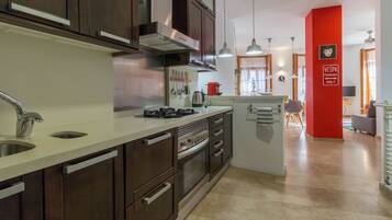 Frigorífico, microondas, horno y cafetera o tetera