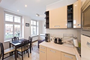 Appartement | Cuisinette privée | Réfrigérateur grande capacité avec congélateur, four à micro-ondes