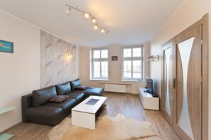 Apartment | Living room | 40-inch flat-screen TV with digital channels, TV, DVD player - Gdańskie Apartamenty Targ Rybny Mołtawa (Gdansk)