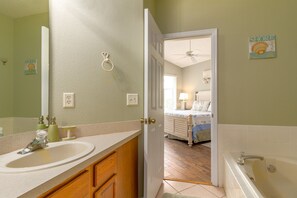 A bathroom with a sink, vanity, and a bathtub. - Glenbrook Resort-ru464 (Clermont)