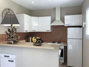 Een koelkast, een microgolfoven, een oven, een kookplaat