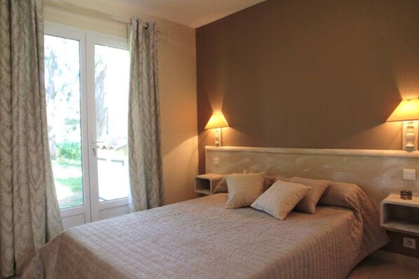 2 bedrooms, travel crib, free WiFi