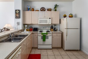 Full-size fridge, microwave, oven, stovetop - Windsor Palms-ru831 (Kissimmee)