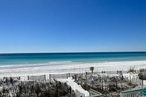 På stranden, solsenger, parasoller og strandhåndklær