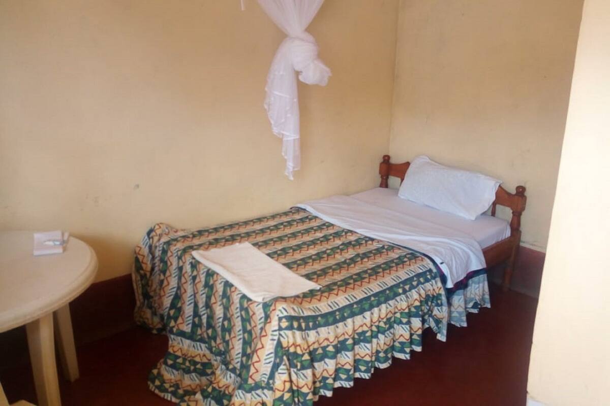 Kamar Double | Meja kerja, tirai kedap cahaya, dan seprai linen