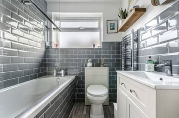 Combined shower/tub, jetted tub, hair dryer, towels