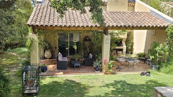 تناول الطعام بالخارج