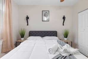 Een bureau, een strijkplank/strijkijzer, gratis wifi, beddengoed