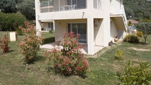 Un bâtiment à deux étages doté d’un balcon, d’une terrasse couverte et offrant une vue sur une colline.
