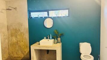 Haartrockner, Handtücher, Seife, Toilettenpapier