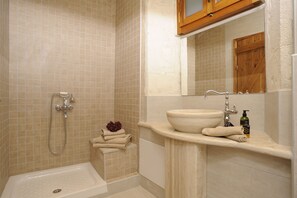 Haartrockner, Handtücher, Seife, Toilettenpapier