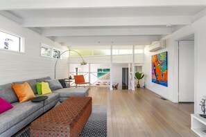 TV, Netflix, streaming services - At Agnes Ave, Blairgowrie - Light, bright and airy home in a central location (Blairgowrie)