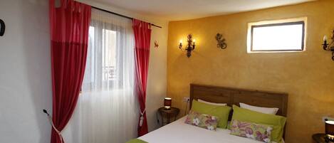 2 chambres, fer et planche à repasser, Wi-Fi, draps fournis