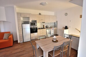 Kühlschrank, Mikrowelle, Ofen, Wasserkocher