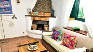 TV, fireplace - Vivienda vacacional Buganvilla (Tias)