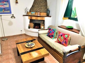 TV, fireplace - Vivienda vacacional Buganvilla (Tias)