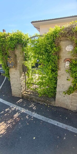 Exterior detail - Domus Bolsena sunny with lake and castle view (Bolsena)