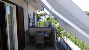 Outdoor dining - Domus Bolsena sunny with lake and castle view (Bolsena)