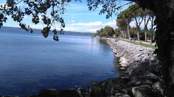 Una playa cerca, sillas reclinables de playa