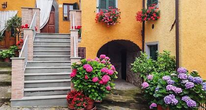 Authentic traditional Italy! Mountain views, own pool, WIFI, village