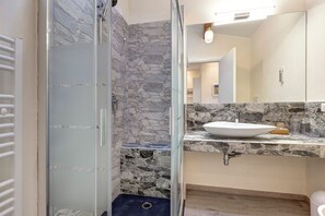 Bruser, hårtørrer, bidet, håndklæder
