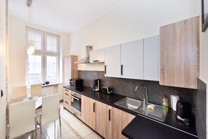 Apartment | Eigene Küche | Großer Kühlschrank, Mikrowelle, Ofen, Herdplatte