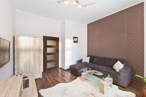 Apartment | Living room | 40-inch flat-screen TV with cable channels, TV - Gdańskie Apartamenty Św Ducha (Gdansk)
