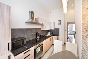 Full-sized fridge, microwave, oven, stovetop