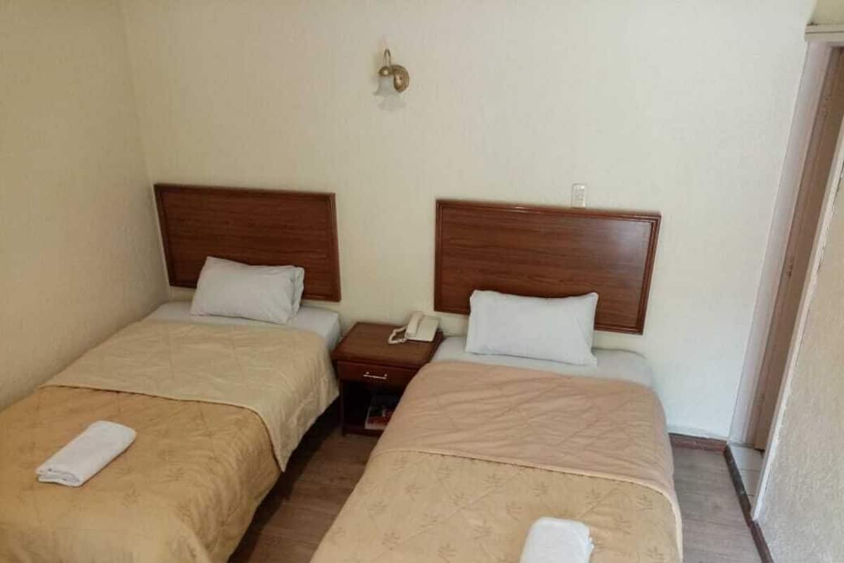 Habitación doble ejecutiva, 2 camas individuales | 1 habitación, decoración personalizada, muebles diferentes y escritorio