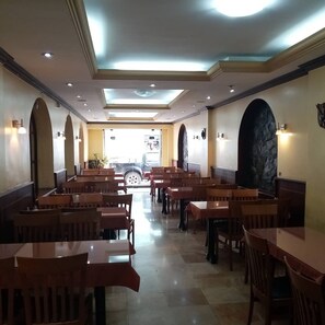 Tägliches inbegriffenes kontinentales Frühstück