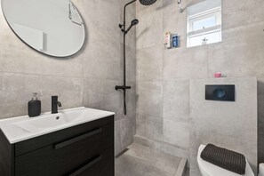 Regadera, secadora de cabello, toallas 