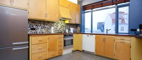 ثلاجة، ميكروويف، فرن، موقد طهي مسطح