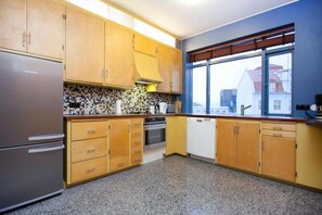 Fridge, microwave, oven, stovetop - Beautiful Vintage Apartment - Skolavordustigur (Reykjavík)
