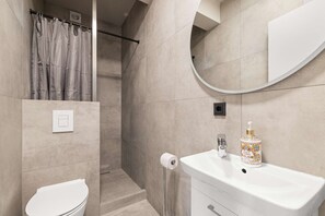 Dusche, Haartrockner, Handtücher