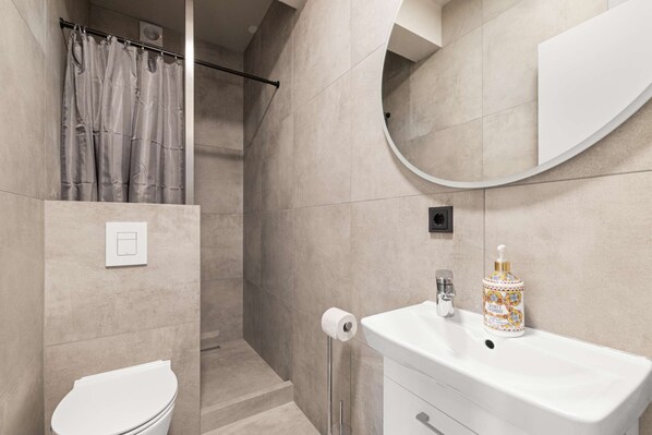 Douche, sèche-cheveux, serviettes fournies