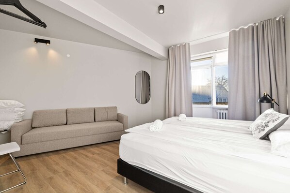 4 عدّة غرف نوم ومكواة/لوح كي وواي فاي وملاءات أسرّة