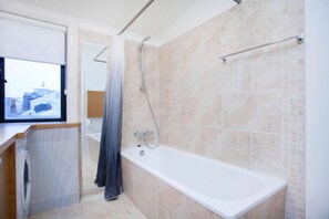 Bathtub, towels - Penthouse Apartment - Skolavordustigur (Reykjavík)
